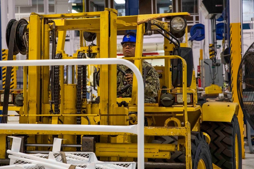 Makin Island AIMD Conducts Support Equipment Breakdown and Buildup
