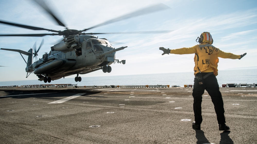 On Deck: VMM-165 Maneuvers the Force while Underway