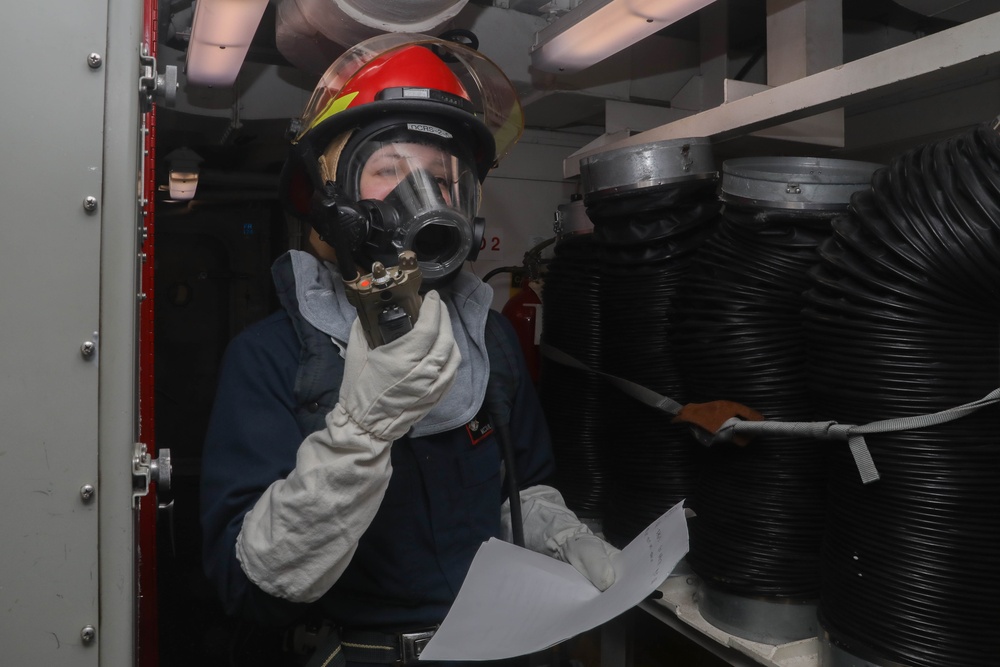 Sailors aboard the USS Rafael Peralta (DDG 115) conduct a fire drill