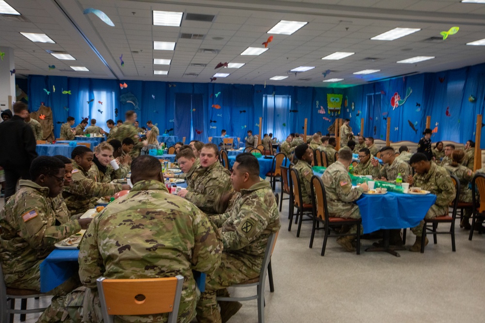 Soldiers enjoy a thanksgiving meal in the Flight-Line Warrior Restaurant