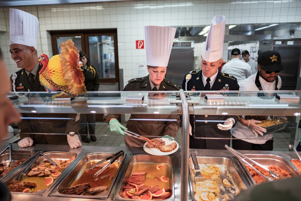 U.S. Army Reserve Senior Leaders Serve Soldiers a Holiday Meal