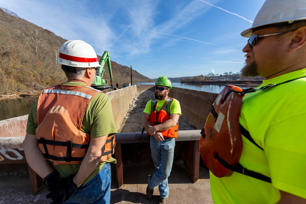 We Will Rock You: Pittsburgh District sinks stones into Monongahela River to raise fish habitats