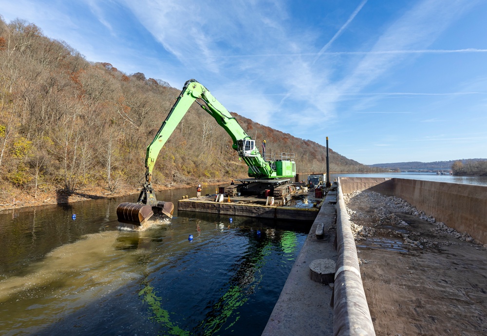 We Will Rock You: Pittsburgh District sinks stones into Monongahela River to raise fish habitats