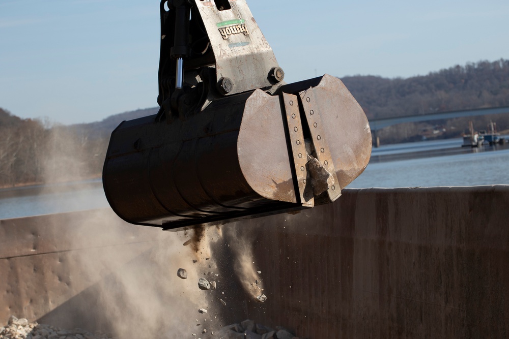 We Will Rock You: Pittsburgh District sinks stones into Monongahela River to raise fish habitats