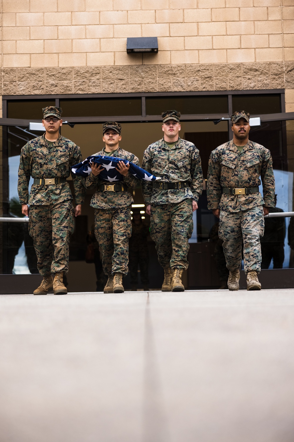 1st MARDIV lowers colors at historic headquarters, raises colors at new command post