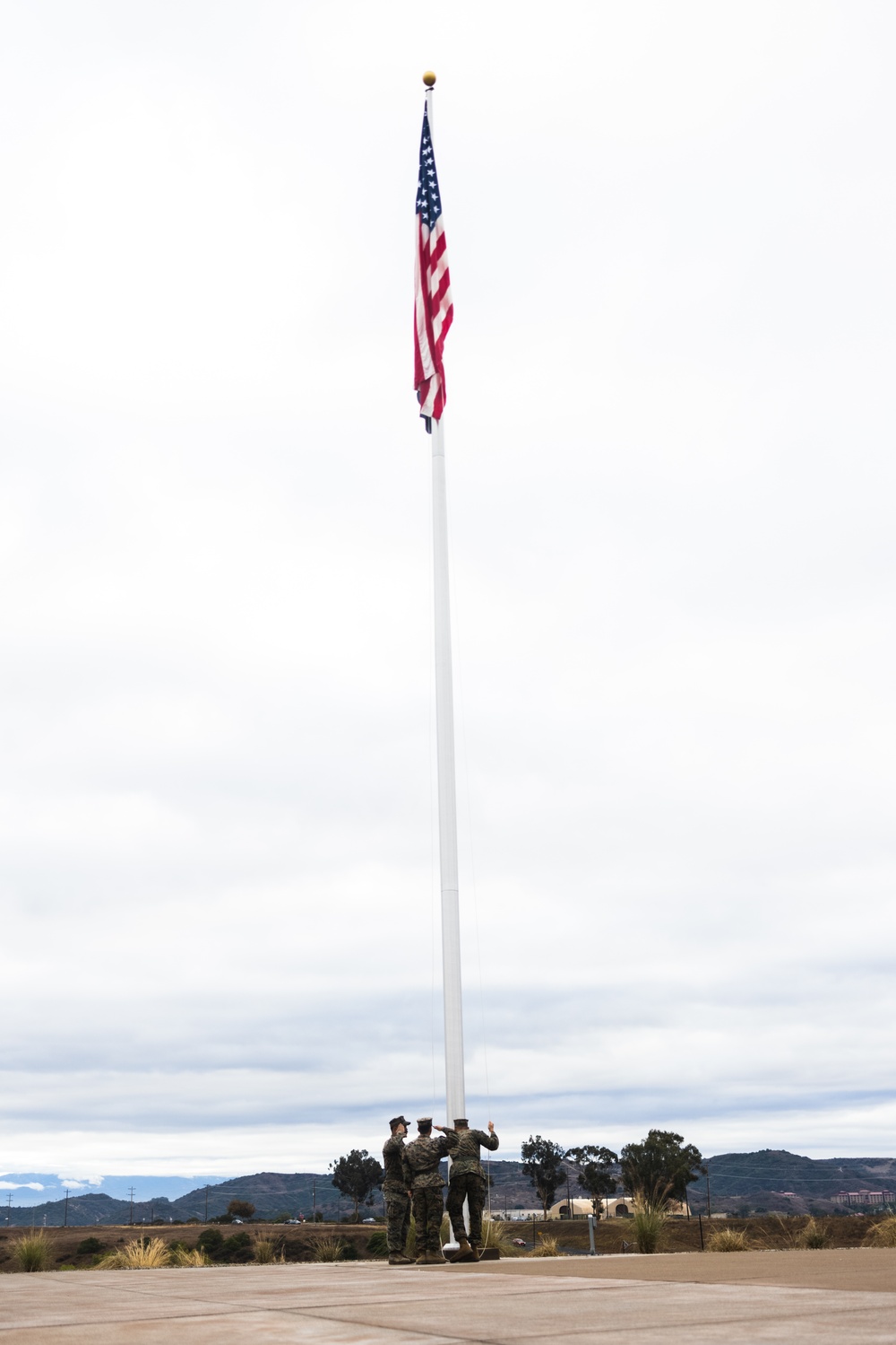 1st MARDIV lowers colors at historic headquarters, raises colors at new command post