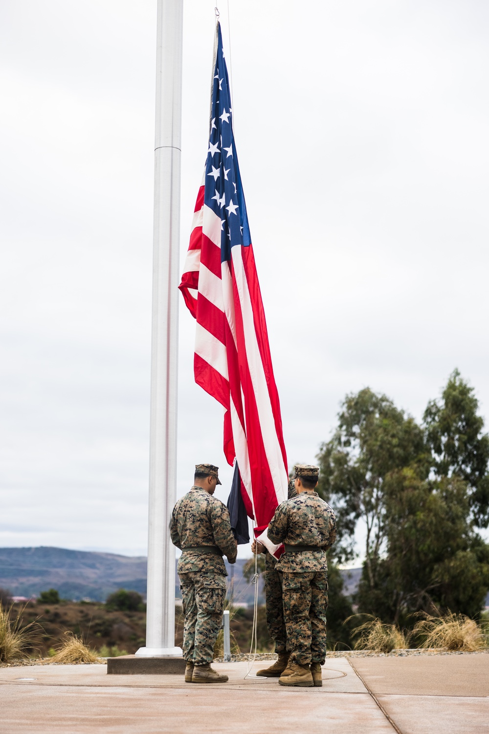 1st MARDIV lowers colors at historic headquarters, raises colors at new command post