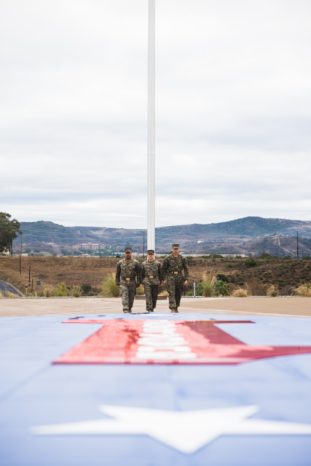 1st MARDIV lowers colors at historic headquarters, raises colors at new command post