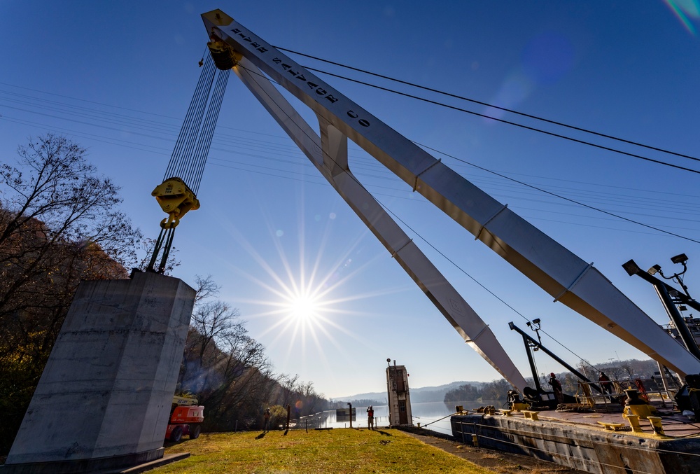 ‘Big Al’ performs heavy concrete lift for guard wall on newest navigation chamber in Pittsburgh