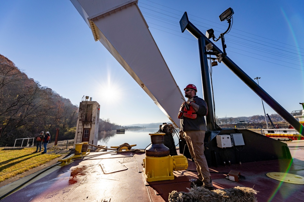 ‘Big Al’ performs heavy concrete lift for guard wall on newest navigation chamber in Pittsburgh