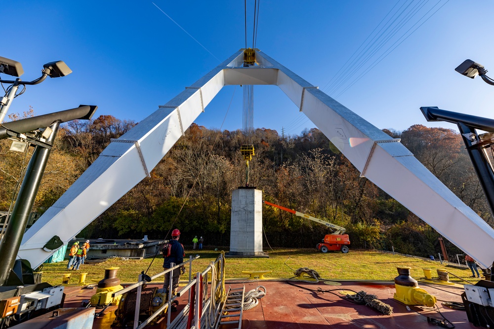 ‘Big Al’ performs heavy concrete lift for guard wall on newest navigation chamber in Pittsburgh