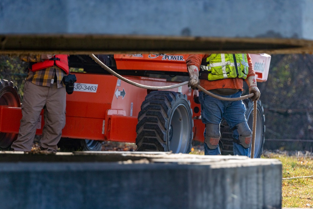 ‘Big Al’ performs heavy concrete lift for guard wall on newest navigation chamber in Pittsburgh