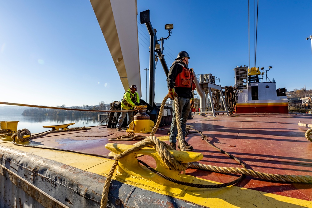 ‘Big Al’ performs heavy concrete lift for guard wall on newest navigation chamber in Pittsburgh