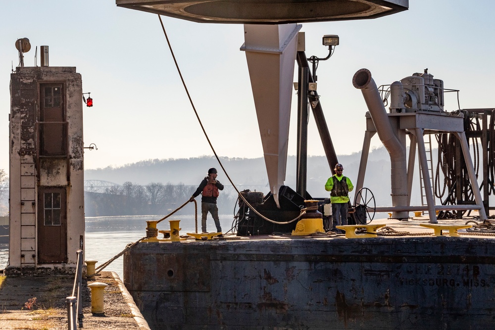 ‘Big Al’ performs heavy concrete lift for guard wall on newest navigation chamber in Pittsburgh