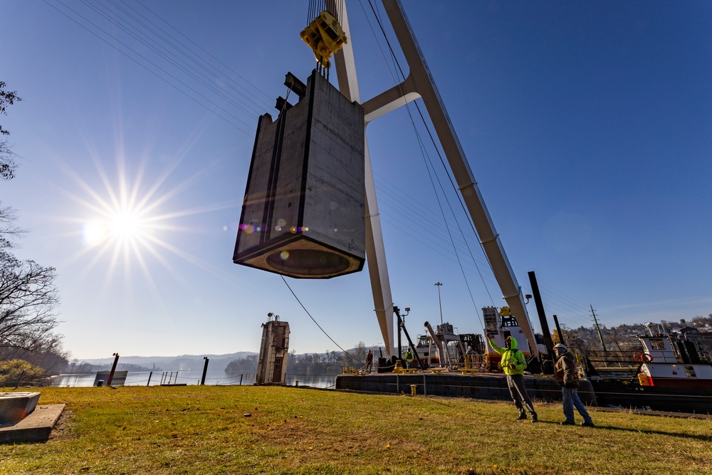 ‘Big Al’ performs heavy concrete lift for guard wall on newest navigation chamber in Pittsburgh