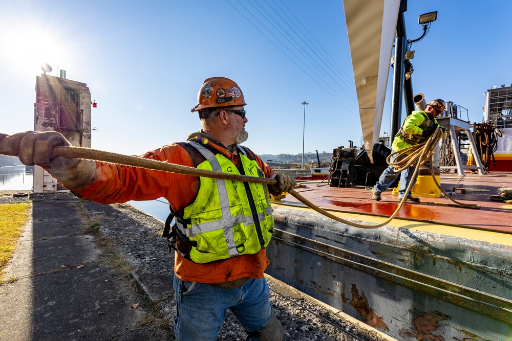 ‘Big Al’ performs heavy concrete lift for guard wall on newest navigation chamber in Pittsburgh