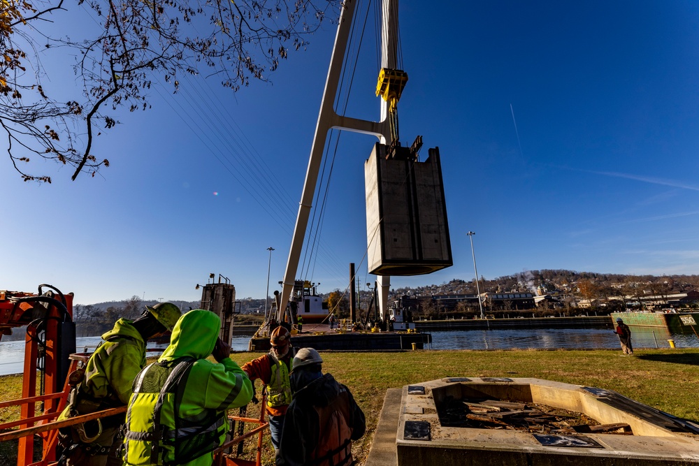 ‘Big Al’ performs heavy concrete lift for guard wall on newest navigation chamber in Pittsburgh