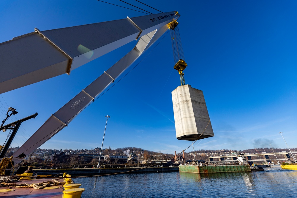 ‘Big Al’ performs heavy concrete lift for guard wall on newest navigation chamber in Pittsburgh