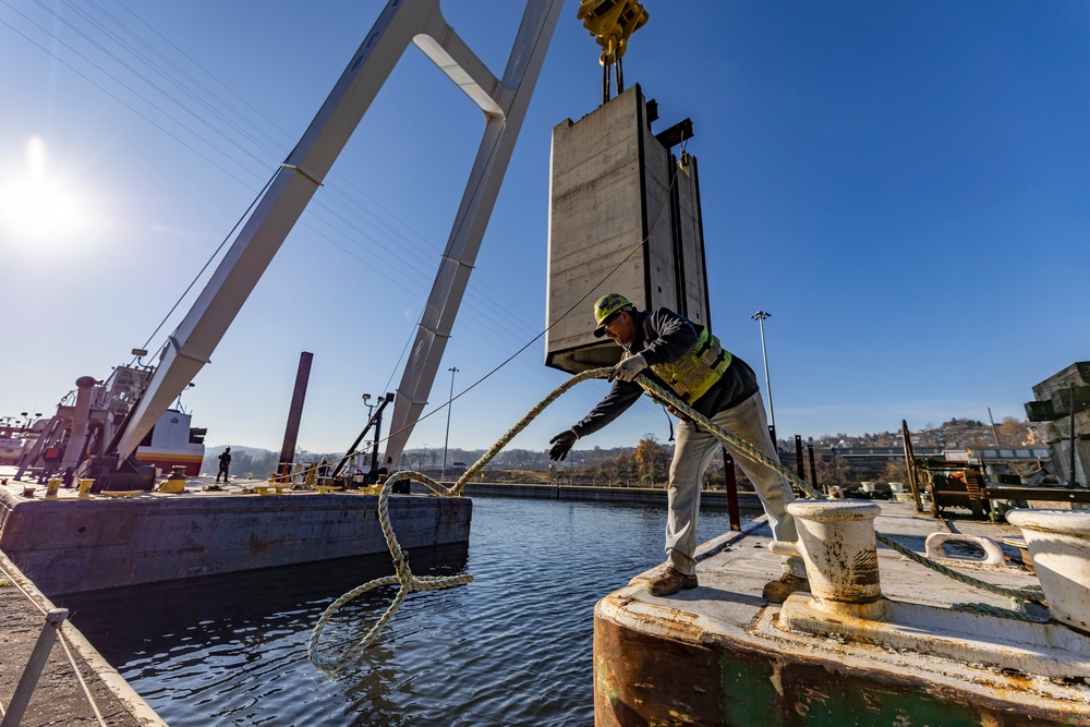 ‘Big Al’ performs heavy concrete lift for guard wall on newest navigation chamber in Pittsburgh