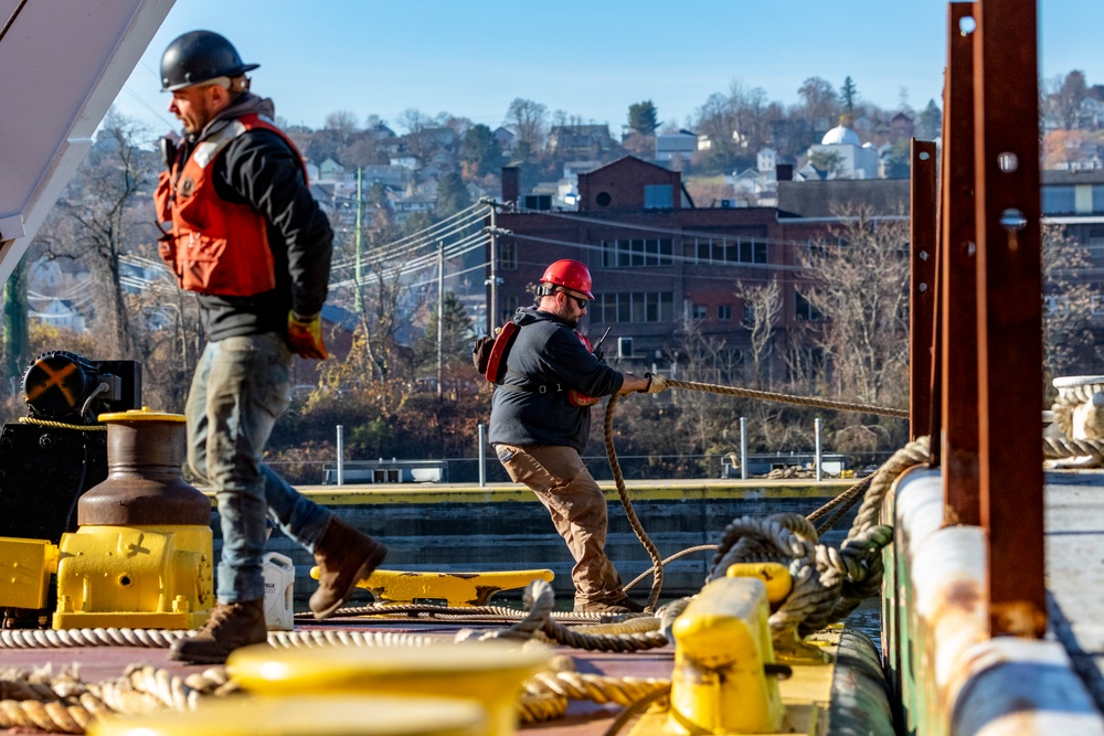 ‘Big Al’ performs heavy concrete lift for guard wall on newest navigation chamber in Pittsburgh