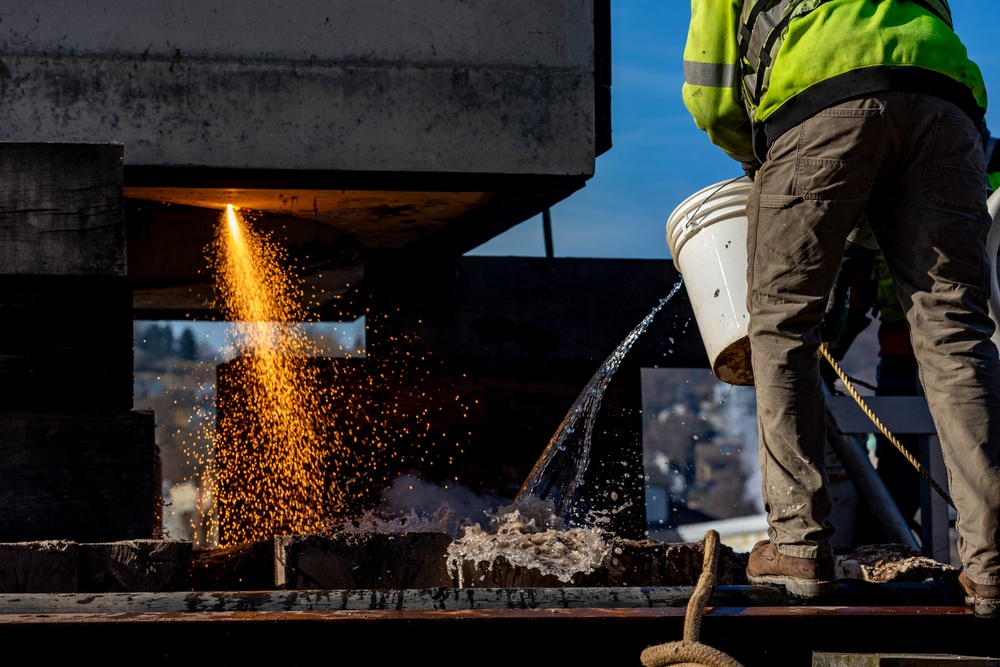 ‘Big Al’ performs heavy concrete lift for guard wall on newest navigation chamber in Pittsburgh