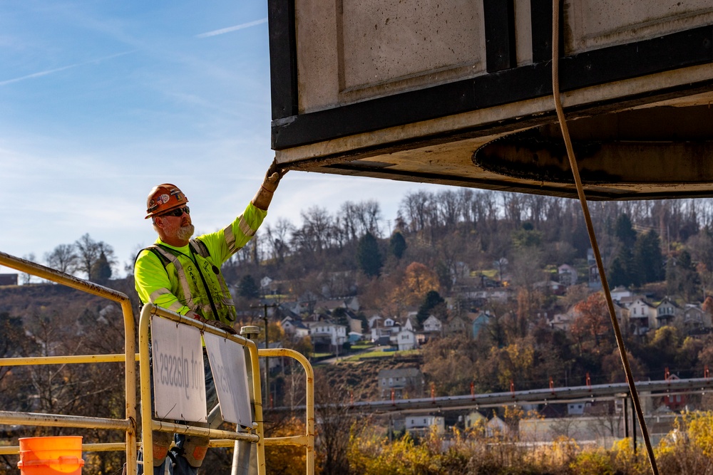 ‘Big Al’ performs heavy concrete lift for guard wall on newest navigation chamber in Pittsburgh