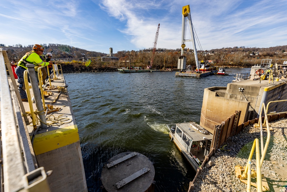 ‘Big Al’ performs heavy concrete lift for guard wall on newest navigation chamber in Pittsburgh