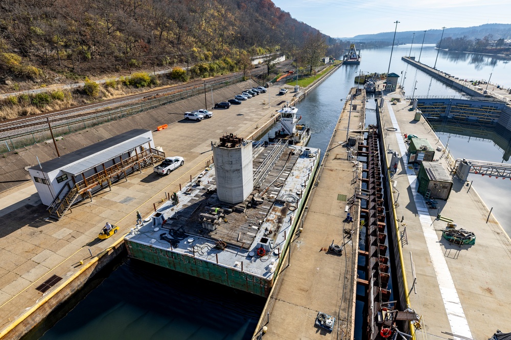 ‘Big Al’ performs heavy concrete lift for guard wall on newest navigation chamber in Pittsburgh