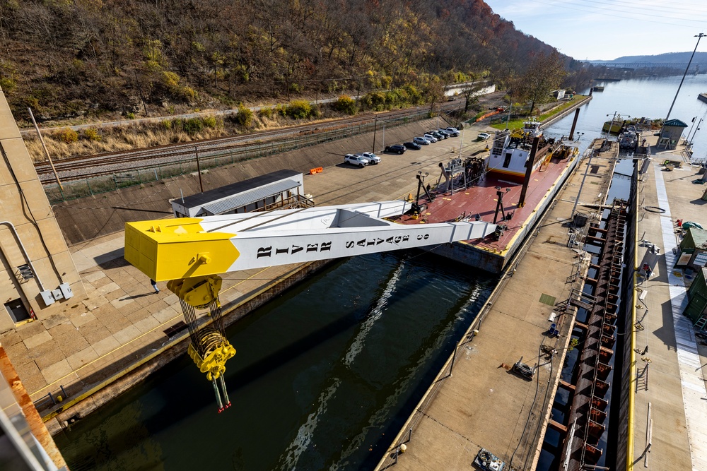 ‘Big Al’ performs heavy concrete lift for guard wall on newest navigation chamber in Pittsburgh