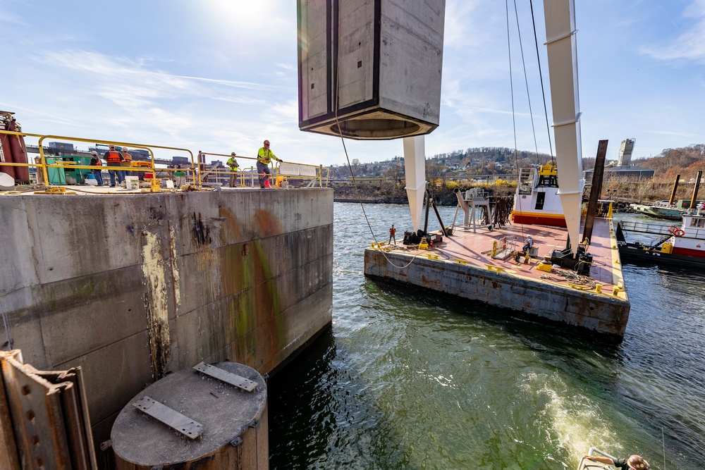 ‘Big Al’ performs heavy concrete lift for guard wall on newest navigation chamber in Pittsburgh