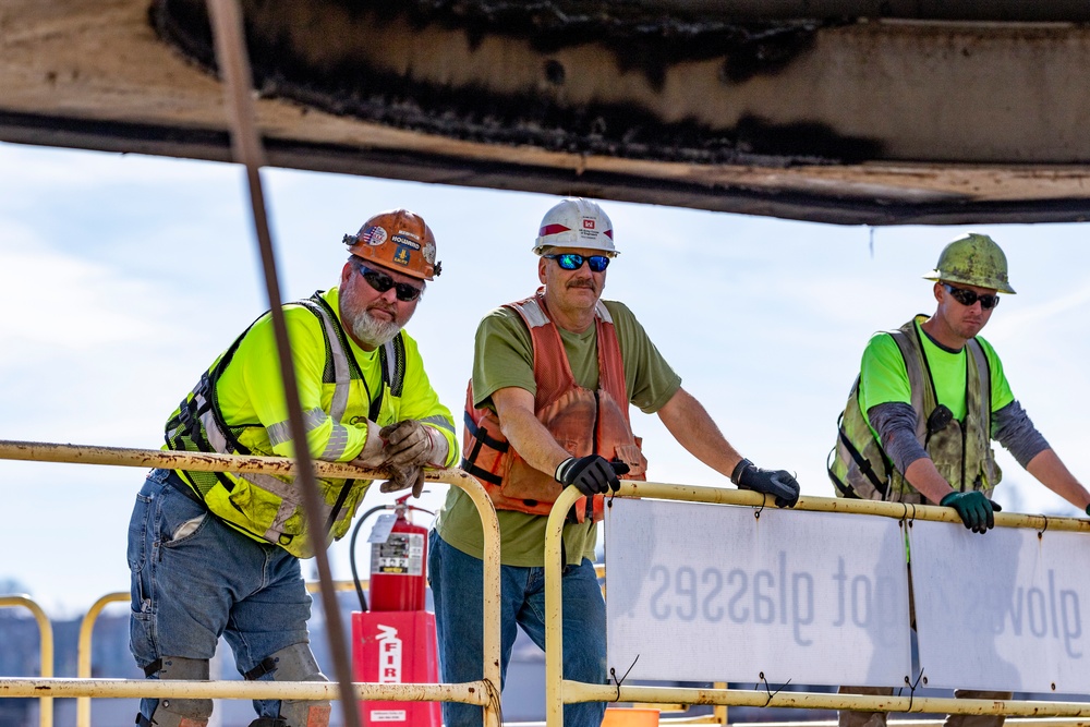 ‘Big Al’ performs heavy concrete lift for guard wall on newest navigation chamber in Pittsburgh