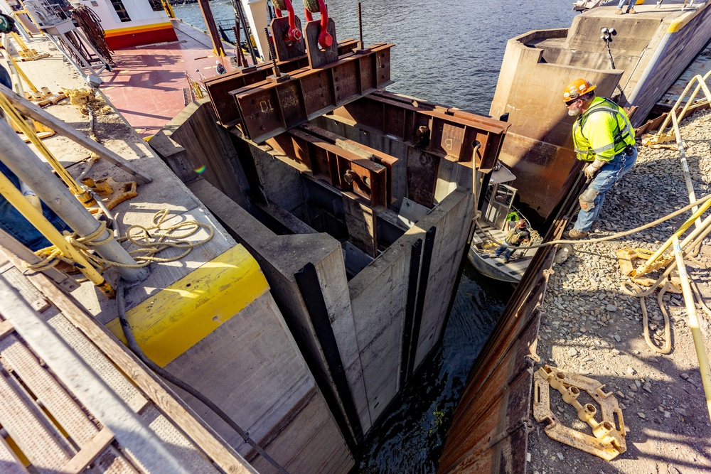 ‘Big Al’ performs heavy concrete lift for guard wall on newest navigation chamber in Pittsburgh