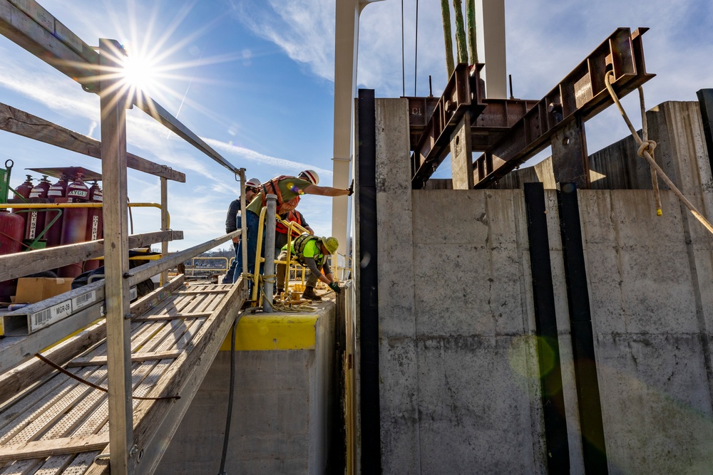 ‘Big Al’ performs heavy concrete lift for guard wall on newest navigation chamber in Pittsburgh