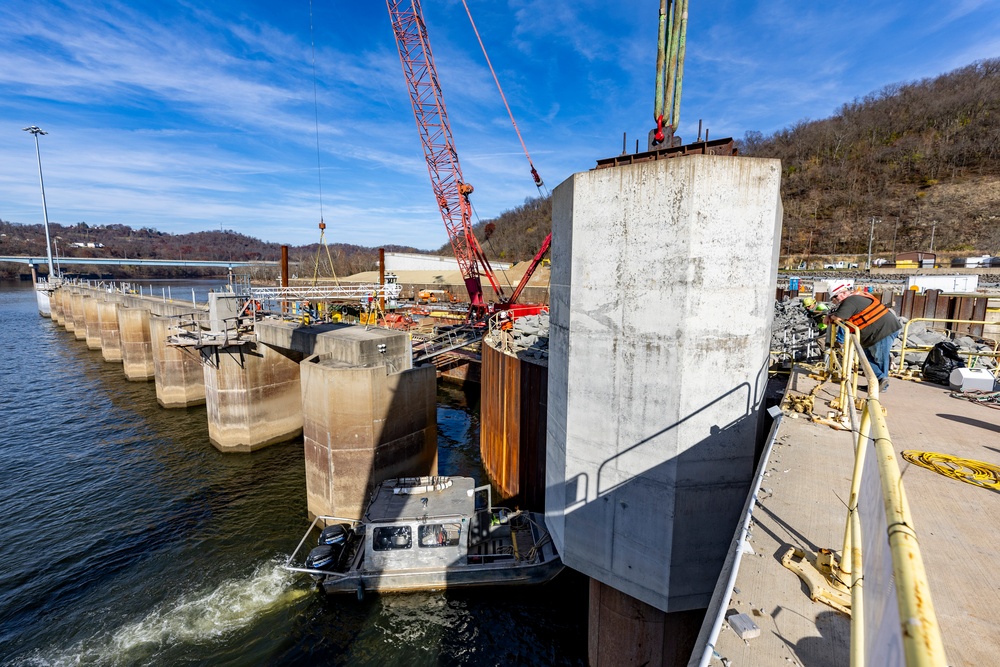 ‘Big Al’ performs heavy concrete lift for guard wall on newest navigation chamber in Pittsburgh