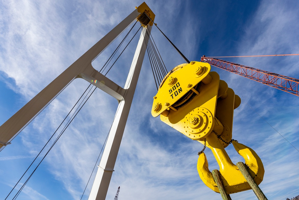 ‘Big Al’ performs heavy concrete lift for guard wall on newest navigation chamber in Pittsburgh