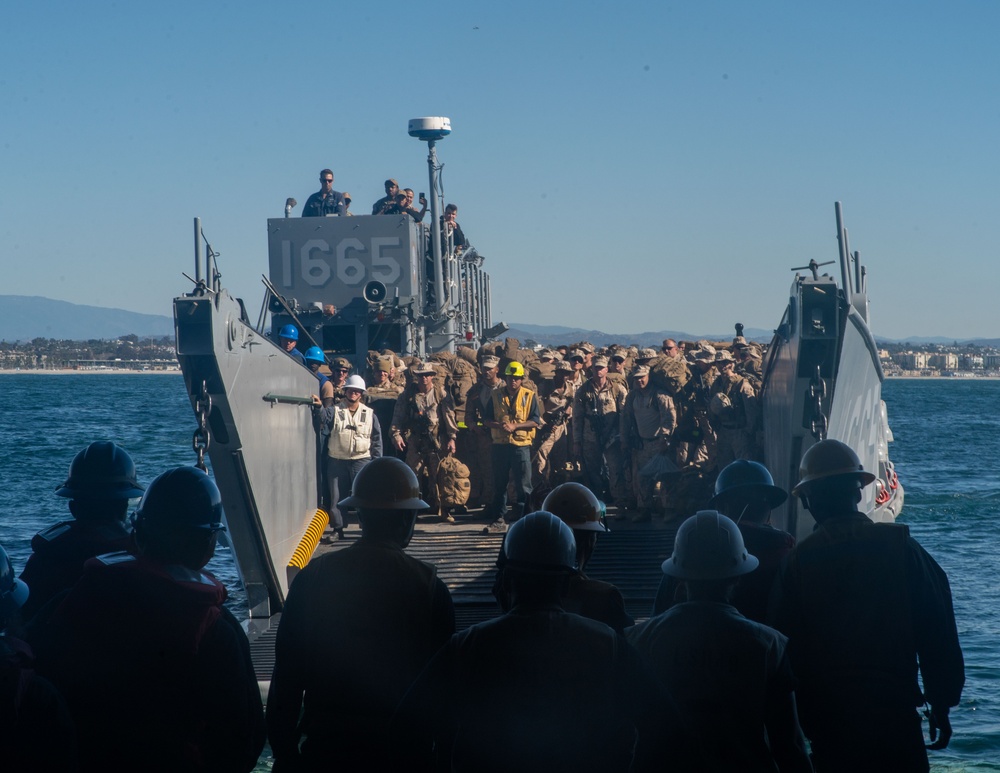 15th MEU Marines Embark USS Harpers Ferry for Integrated Training