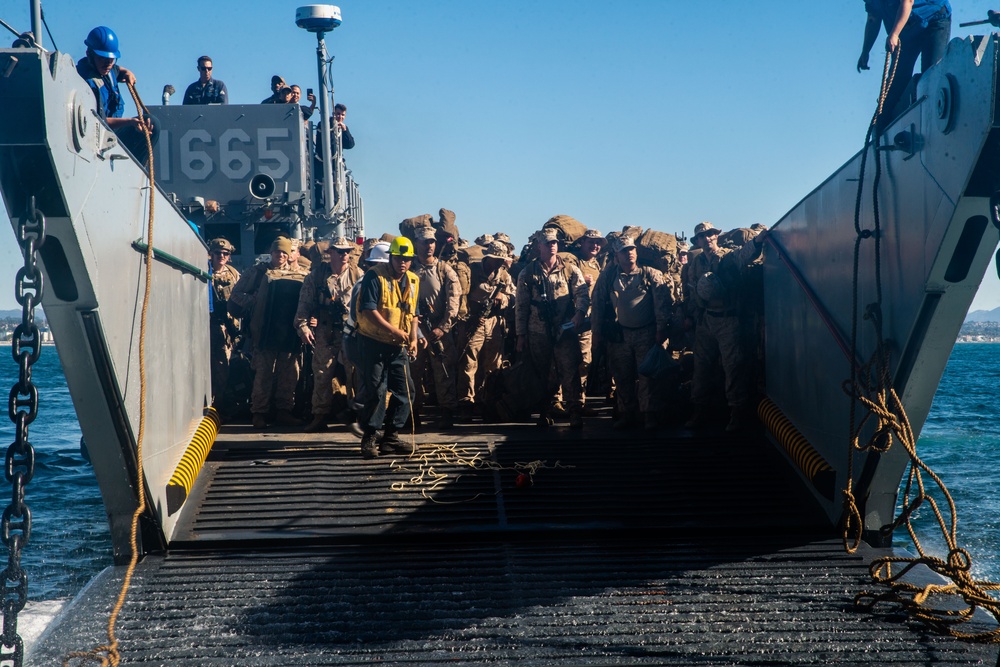 15th MEU Marines Embark USS Harpers Ferry for Integrated Training