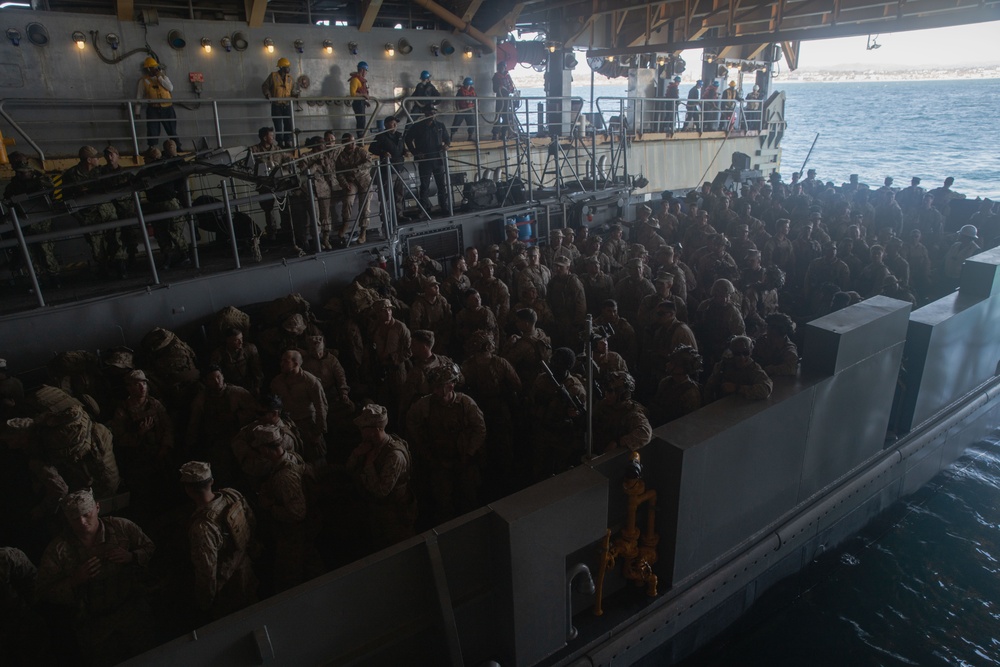 15th MEU Marines Embark USS Harpers Ferry for Integrated Training