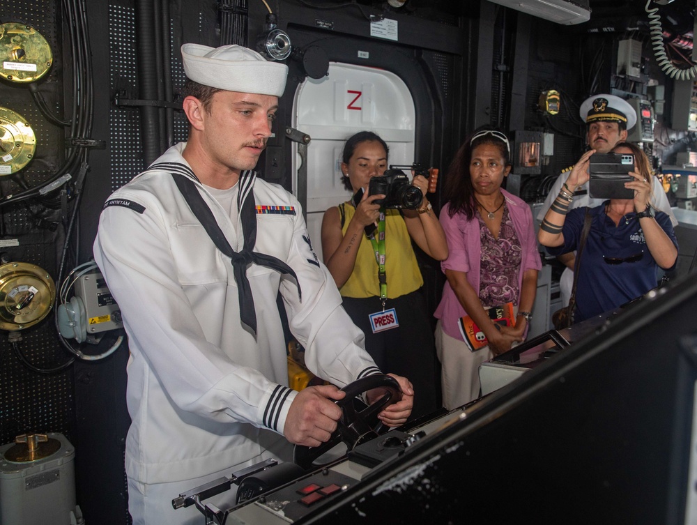 USS Antietam (CG 54) Sailors Visit Palau