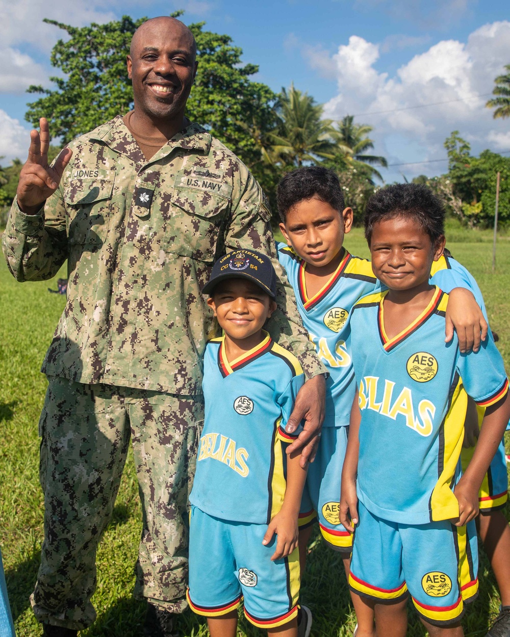 USS Antietam (CG 54) Sailors Visit Palau