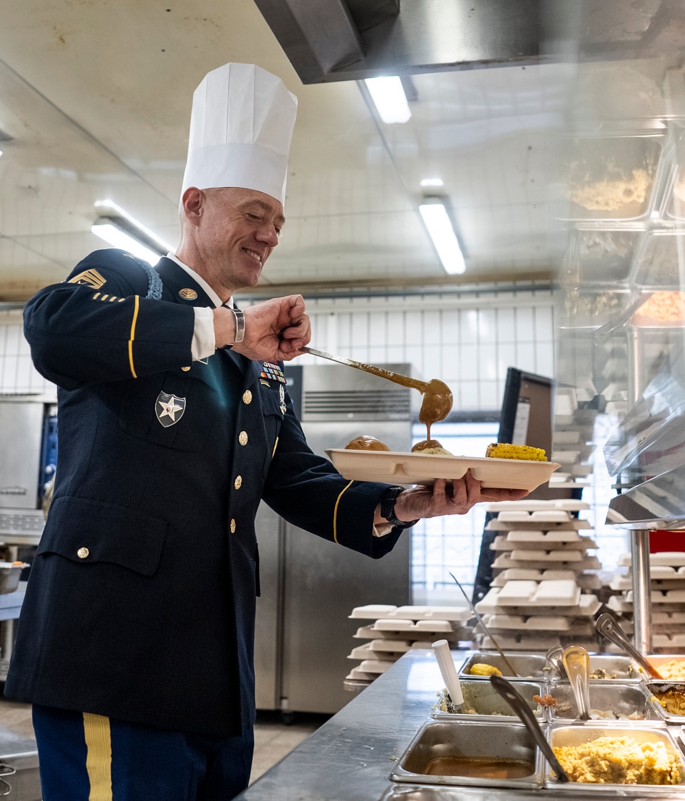 2/1 AD serves Thanksgiving meal