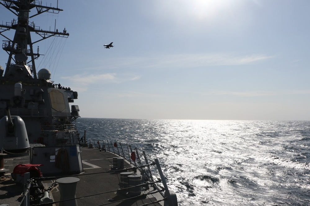 USS Stethem Conducts Flight Operations in the Arabian Gulf