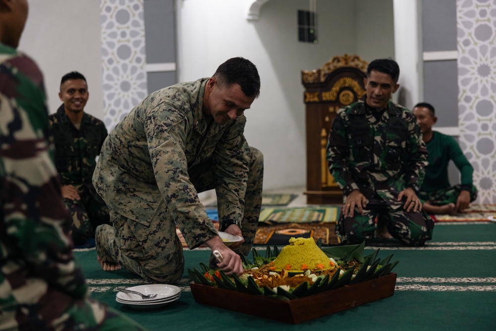 MRF-SEA Marines, Indonesian Korps Marinir, partake in religious ceremony