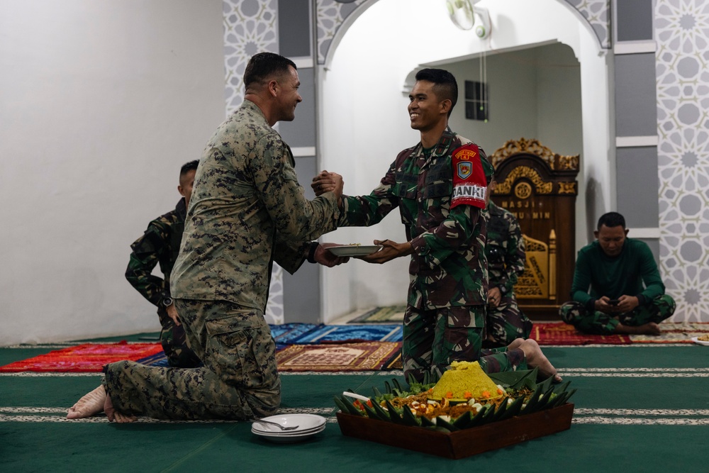 MRF-SEA Marines, Indonesian Korps Marinir, partake in religious ceremony