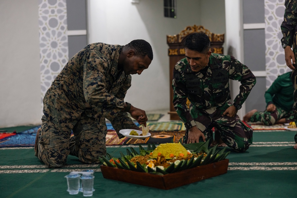 MRF-SEA Marines, Indonesian Korps Marinir, partake in religious ceremony