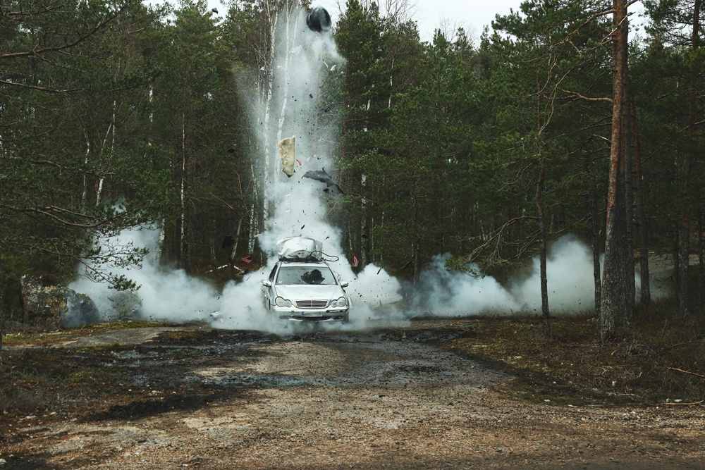 Marines with CLB-6 and Finnish Service Members with Coastal Brigade Conduct Explosive Ordnance Disposal Training