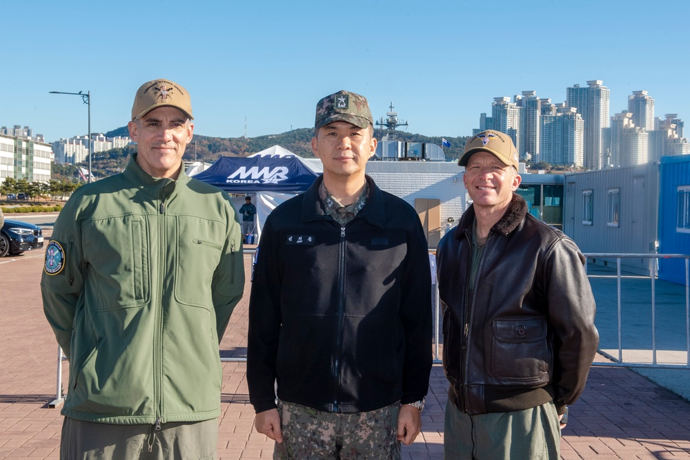 USS Carl Vinson (CVN 70) Leadership Meets with Republic of Korea Maritime Operations Center Director