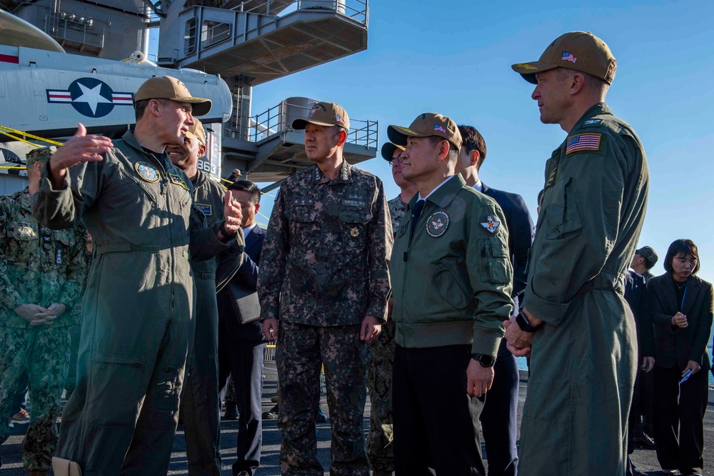 Republic of Korea Minister of National Defense Visits USS Carl Vinson (CVN 70)