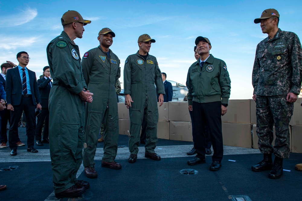 Republic of Korea Minister of National Defense Visits USS Carl Vinson (CVN 70)
