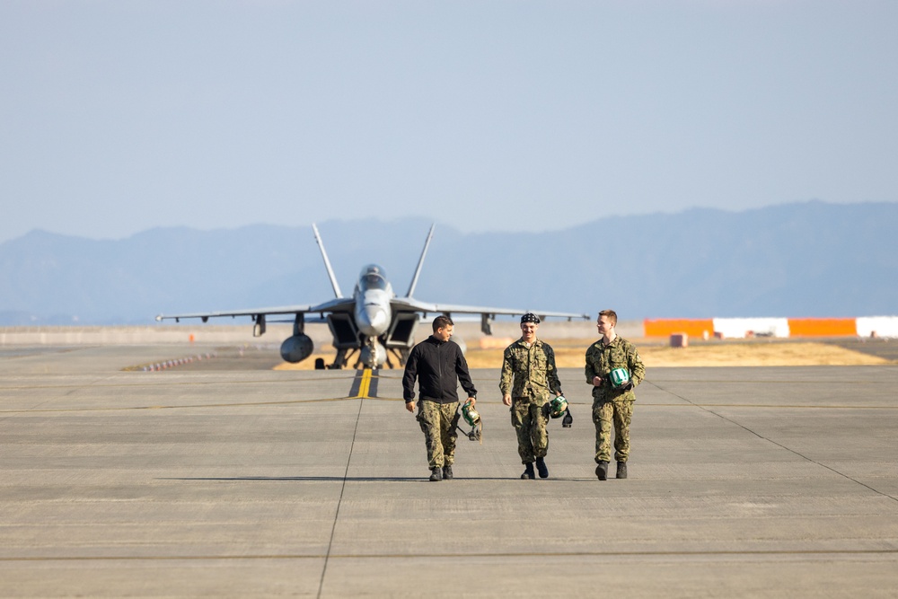 Welcome Home: Sailors with CVW-5 Return to Marine Corps Air Station Iwakuni